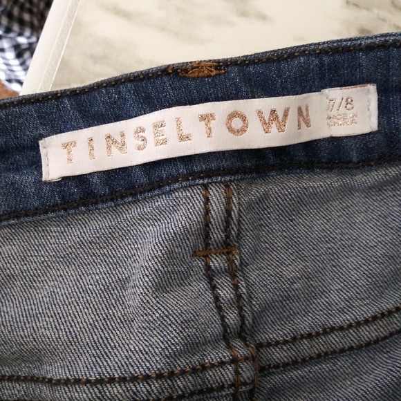 Tinseltown Distressed Shorts w/ flower embroidery - Picture 5 of 6